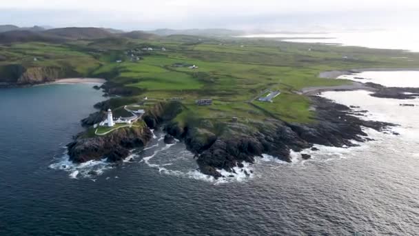 Vista aérea do Farol de Fanad Head Condado de Donegal, Irlanda. Marco do século 19 em penhascos de mar íngremes — Vídeo de Stock