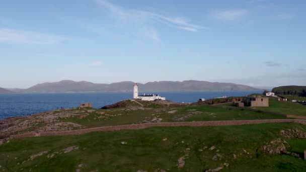 Fanad baş deniz feneri Donegal County, İrlanda 'nın havadan görünüşü. Dik Deniz Kayalıklarında 19. yüzyıldan kalma bir dönüm noktası — Stok video