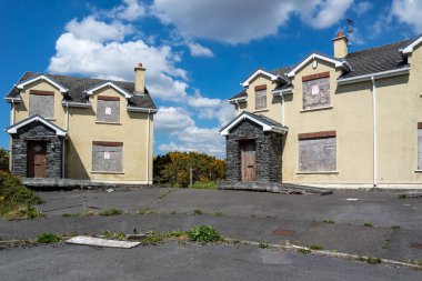 Radharc An Seascan, Meenmore, Dungloe, County Donegal, İrlanda - 30 Mayıs 2021: 2007 Peatbataklığına batan evler halen ayakta