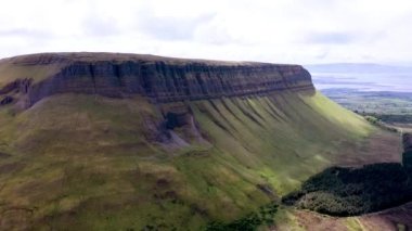 İrlanda 'nın Sligo ilçesindeki Benbulbin Dağı' nın hava manzarası.