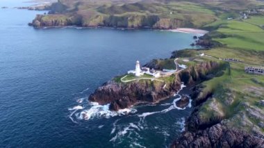 Fanad baş deniz feneri Donegal County, İrlanda 'nın havadan görünüşü. Dik Deniz Kayalıklarında 19. yüzyıldan kalma bir dönüm noktası