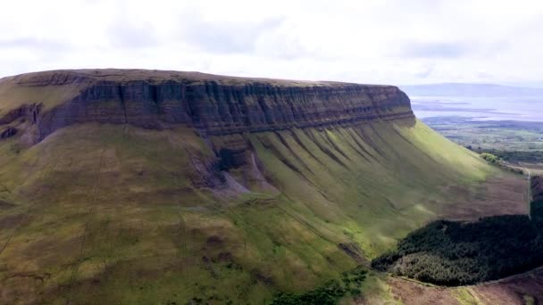 İrlanda 'nın Sligo ilçesindeki Benbulbin Dağı' nın hava manzarası. — Stok video