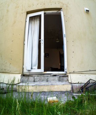 Radharc An Seascan, Meenmore, Dungloe, County Donegal, İrlanda - 30 Mayıs 2021: 2007 Peatbataklığına batan evler halen ayakta