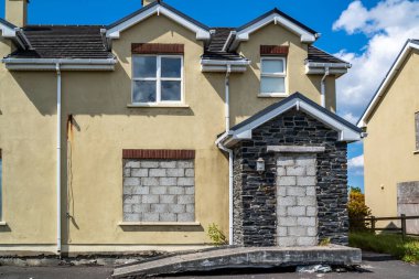 Radharc An Seascan, Meenmore, Dungloe, County Donegal, İrlanda - 30 Mayıs 2021: 2007 Peatbataklığına batan evler halen ayakta