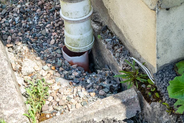 Bir peatbataklık üzerine inşa edildiği için bozuk borular.