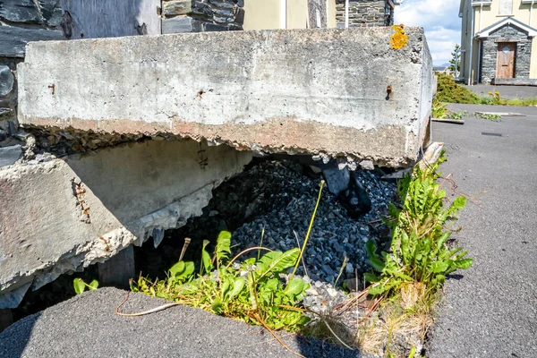 Радхарк-ан-Сискан, Меенмор, Даллоу, графство Донегал, Ирландия - 30 мая 2021 года: построенные в 2007 году дома, утопающие в торфяниках, все еще стоят — стоковое фото