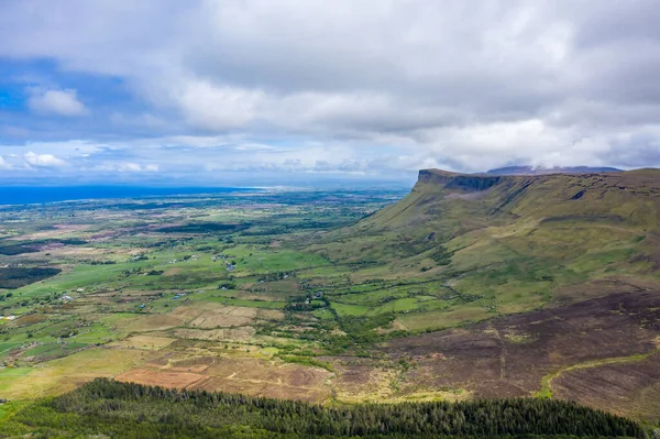 Vista aérea da Montanha Benwisken desde Benbulbin, Sligo Irlanda — Fotografia de Stock