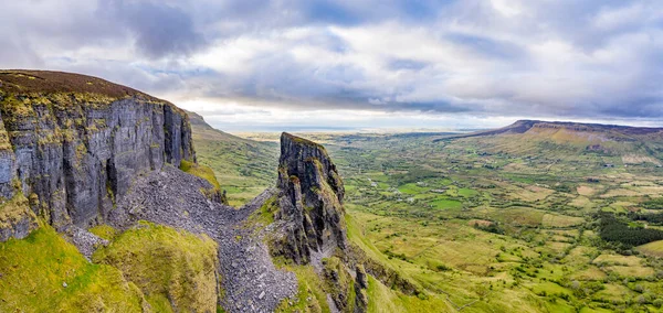 Letecký pohled na skalní formaci v hrabství Leitrim, Irsko — Stock fotografie