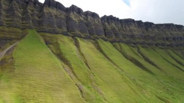 İrlanda 'nın Sligo ilçesindeki Benbulbin Dağı' nın hava manzarası.
