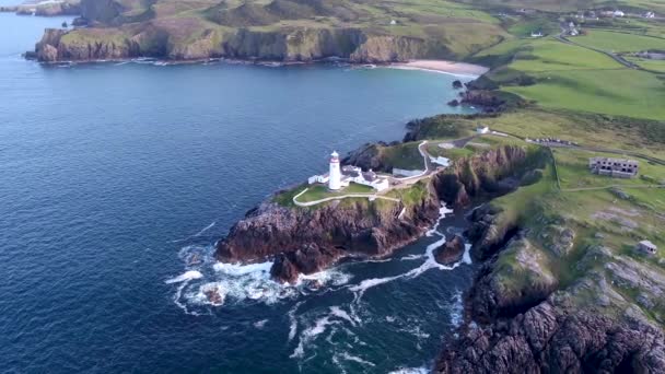 Flygfoto över Fanad Head fyr Donegal County, Irland. Landmärke Från 1800-talet på branta havsklippor — Stockvideo