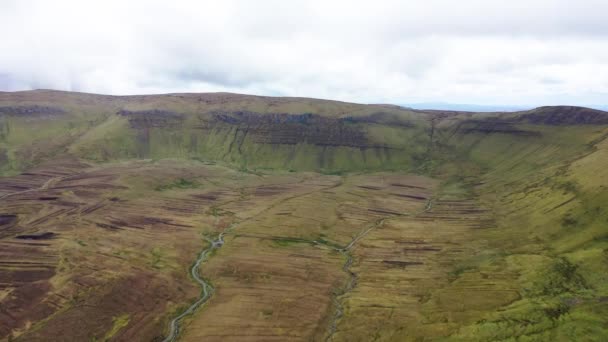 İrlanda 'nın Sligo ilçesindeki Benbulbin Dağı' nın hava manzarası. — Stok video