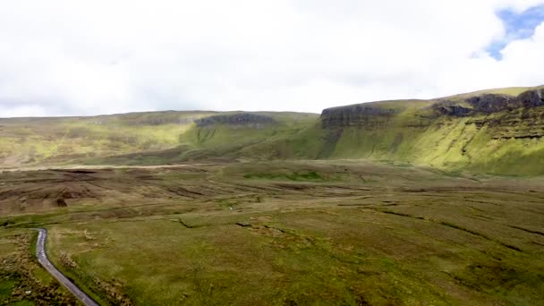 Letecký pohled na horskou oblast mezi Benbulbin a Benwisken v hrabství Sligo, Irsko. — Stock video