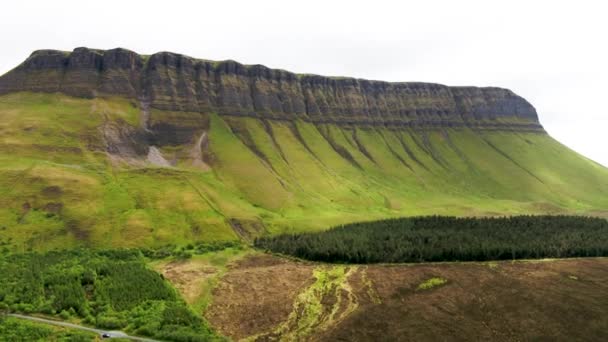 İrlanda 'nın Sligo ilçesindeki Benbulbin Dağı' nın hava manzarası. — Stok video