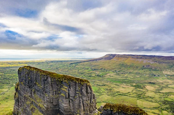 Vista aérea da formação rochosa localizada no condado de Leitrim, Irlanda, chamada Eagles Rock — Fotografia de Stock