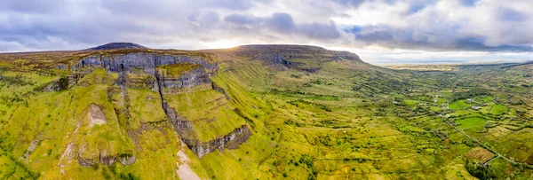 İrlanda 'nın Leitrim ilçesinde bulunan Eagles Kayası adlı kaya oluşumunun hava görüntüsü — Stok fotoğraf