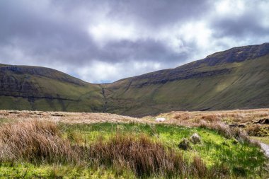 County Sligo 'daki Benbulbin' e giden yol Donegal.