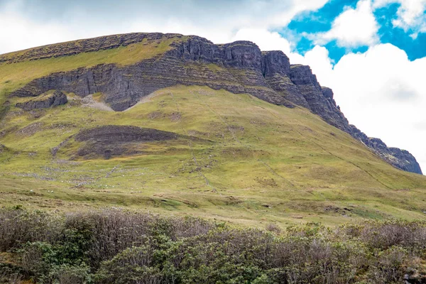 Corte de turfa entre Benbulbin e Benwiskin no Condado de Sligo - Donegal — Fotografia de Stock