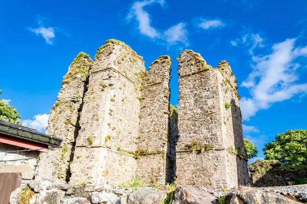Het kasteel ruïnes in Manorhamilton, opgericht in 1634 door Sir Frederick Hamilton - County Leitrim, Ierland — Stockfoto