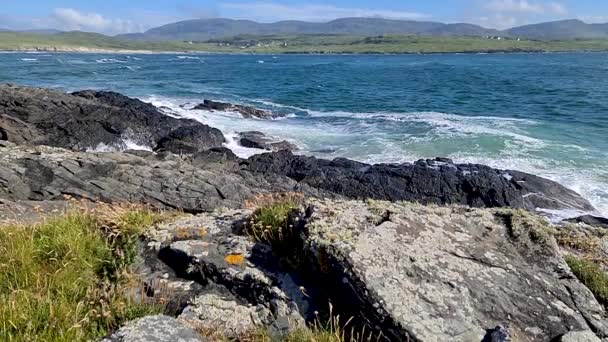 La costa di Magheramore tra la spiaggia della baia di Kiltoorish e la baia di Sheskinmore tra Ardara e Portnoo nel Donegal - Irlanda. — Video Stock