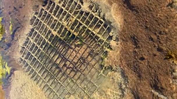 Nahaufnahme von Wasser und Sand, die aus der Kanalisation kommen — Stockvideo