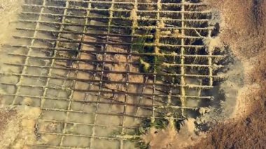 Kanalizasyona yaklaşan su ve kum manzarası.