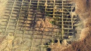 Kanalizasyona yaklaşan su ve kum manzarası.