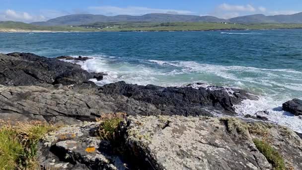 Pobřeží Magheramore mezi Kiltoorish Bay Beach a Sheskinmore Bay mezi Ardara a Portnoo v Donegal - Irsko. — Stock video