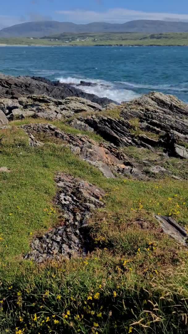 A bela costa de Magheramore na baía de Kiltoorish em Donegal - Irlanda — Vídeo de Stock