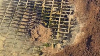 Kanalizasyona yaklaşan su ve kum manzarası.