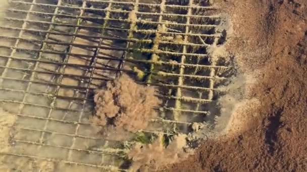 Vista de perto da água e da areia que sobem do esgoto — Vídeo de Stock