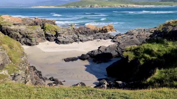 Donegal, İrlanda 'daki Kiltoorish körfezindeki Magheramore' un güzel kıyıları — Stok video