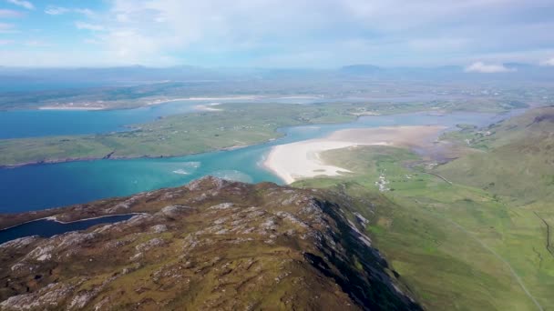 Donegal 'deki Slieve Tooey' den Maghera ve Ardara 'nın hava görüntüsü - İrlanda — Stok video
