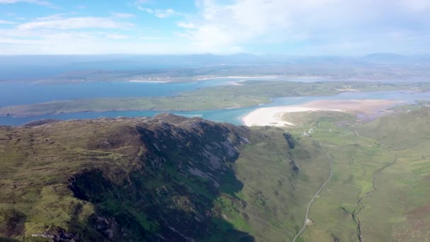 Letecký pohled na Magheru a Ardaru ze Slieve Tooey v hrabství Donegal - Irsko — Stock video
