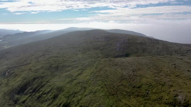 Vista aérea de Slieve Tooey por Ardara en el Condado de Donegal - Irlanda — Vídeo de stock