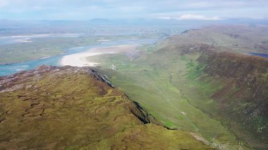 Donegal 'deki Slieve Tooey' den Maghera ve Ardara 'nın hava görüntüsü - İrlanda