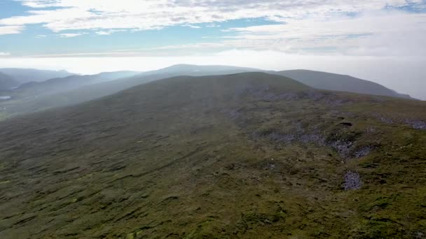 Ardara Slieve Tooey légi képe Donegal megyében (Írország) — Stock videók