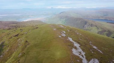 Donegal 'deki Slieve Tooey' den Maghera ve Ardara 'nın hava görüntüsü - İrlanda