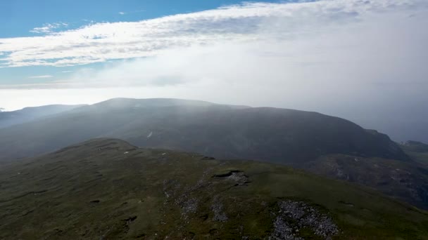 Вид с воздуха на Slieve Tooey от Ardara в графстве Донегал - Ирландия — стоковое видео