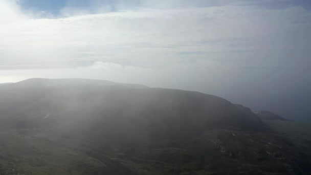 Volare tra le nuvole sopra Slieve Tooey di Ardara nella contea di Donegal - Irlanda — Video Stock
