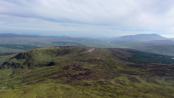 Vista aérea desde Slieve Tooey por Ardara en el Condado de Donegal - Irlanda — Vídeos de Stock