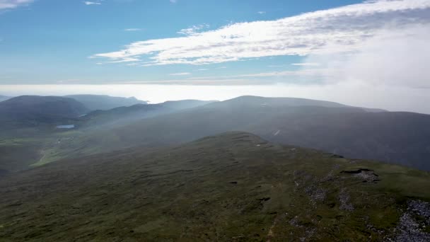 Ardara Slieve Tooey légi képe Donegal megyében (Írország) — Stock videók