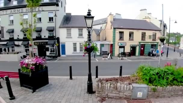 ARDARA, CONDADO DE DONEGAL, IRLANDA - 28 DE JUNIO DE 2021: La ciudad de Ardara sigue ocupada durante el brote de Corona — Vídeos de Stock