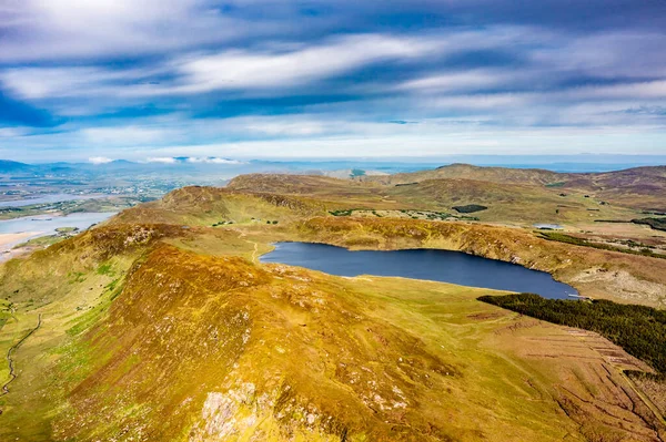 Letecký pohled na Lough Na Lughraman ze Slieve Tooey v hrabství Donegal - Irsko — Stock fotografie