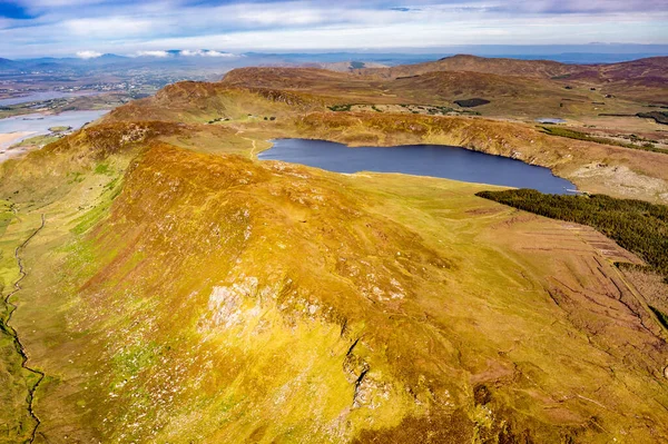 Vue aérienne de Lough Na Lughraman à partir de Slieve Tooey dans le comté de Donegal - Irlande — Photo