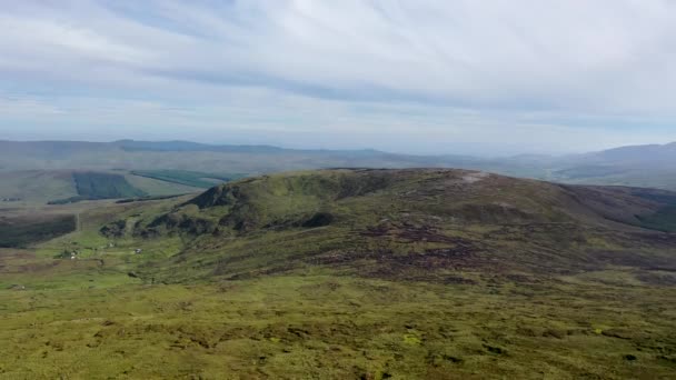 Vista aérea de Slieve Tooey por Ardara en el Condado de Donegal - Irlanda — Vídeos de Stock