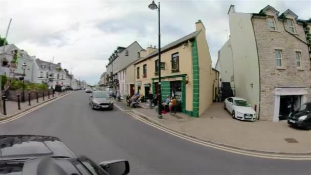 ARDARA, COUNTY DONEGAL, IERLAND - JUNI 28 2021: De stad Ardara is nog steeds druk tijdens de uitbraak van Corona — Stockvideo