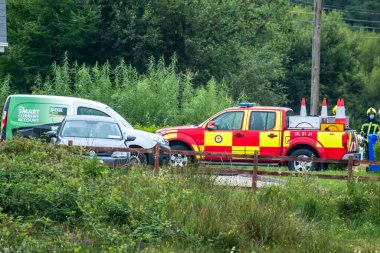 Donegal, İrlanda - 26 Temmuz 2021: Portnoo 'da salgın sırasında trafik kazasında kurtarma ekipleri yardım etti