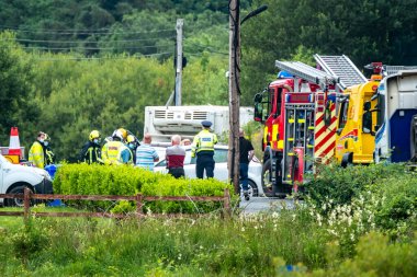 Donegal, İrlanda - 26 Temmuz 2021: Portnoo 'da salgın sırasında trafik kazasında kurtarma ekipleri yardım etti