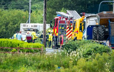 Donegal, İrlanda - 26 Temmuz 2021: Portnoo 'da salgın sırasında trafik kazasında kurtarma ekipleri yardım etti