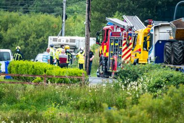 Donegal, İrlanda - 26 Temmuz 2021: Portnoo 'da salgın sırasında trafik kazasında kurtarma ekipleri yardım etti
